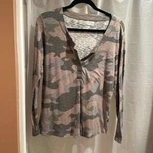 Maurice’s Women’s long sleeved henley camo print size XXL
